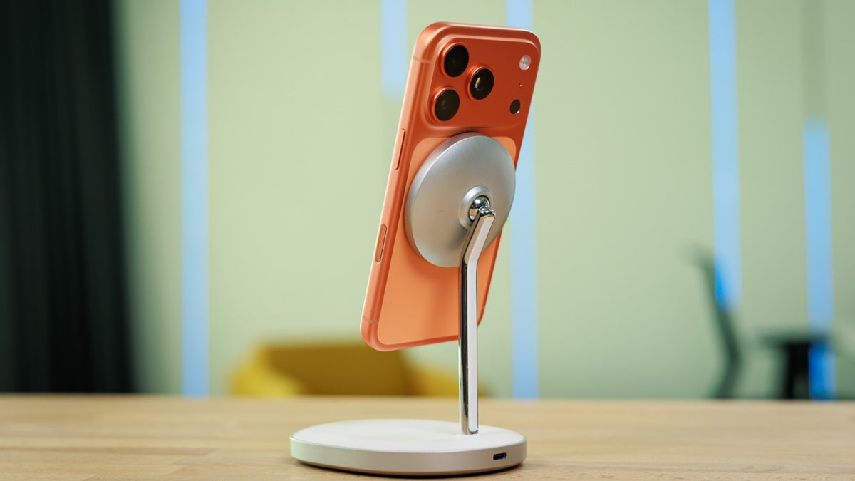 Applen toimitusjohtaja Tim Cook osoittaa iPhone 17 Placrow