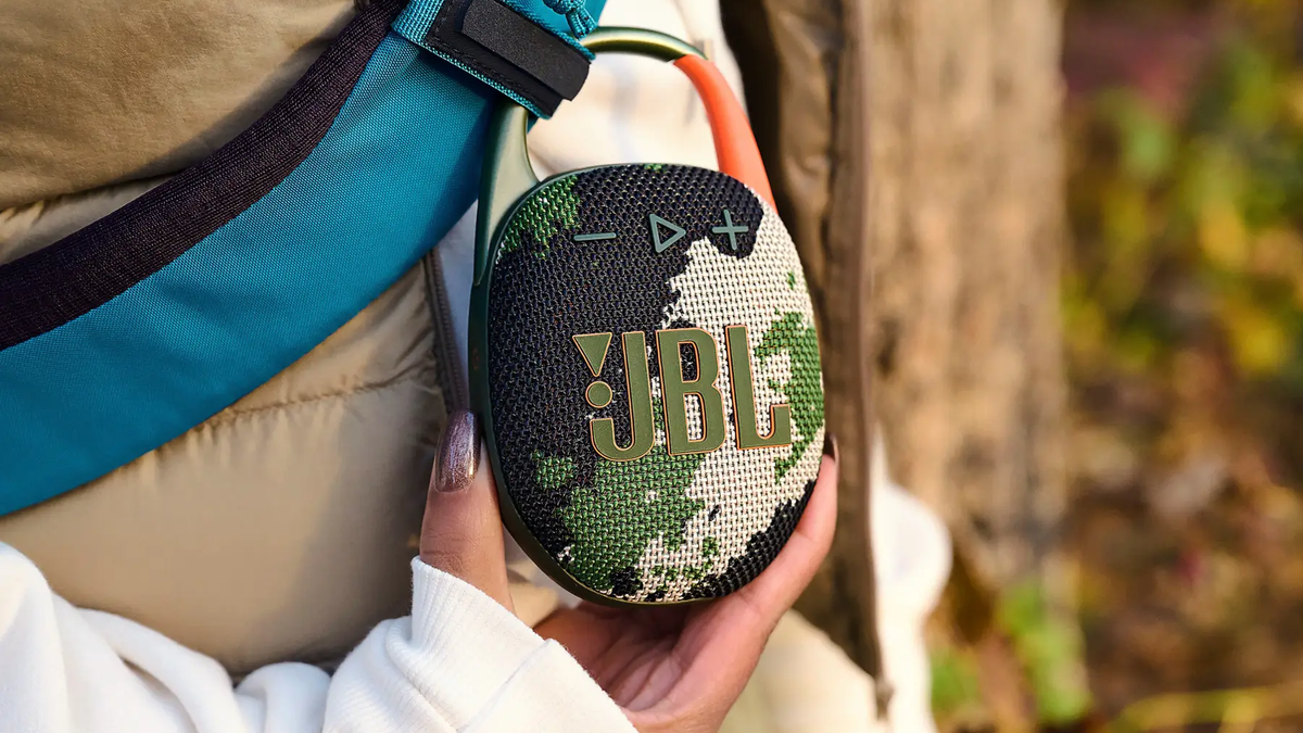 Tartu erittäin pieneen JBL Clip 5: een kiinnittyvään hintaan Walmartissa