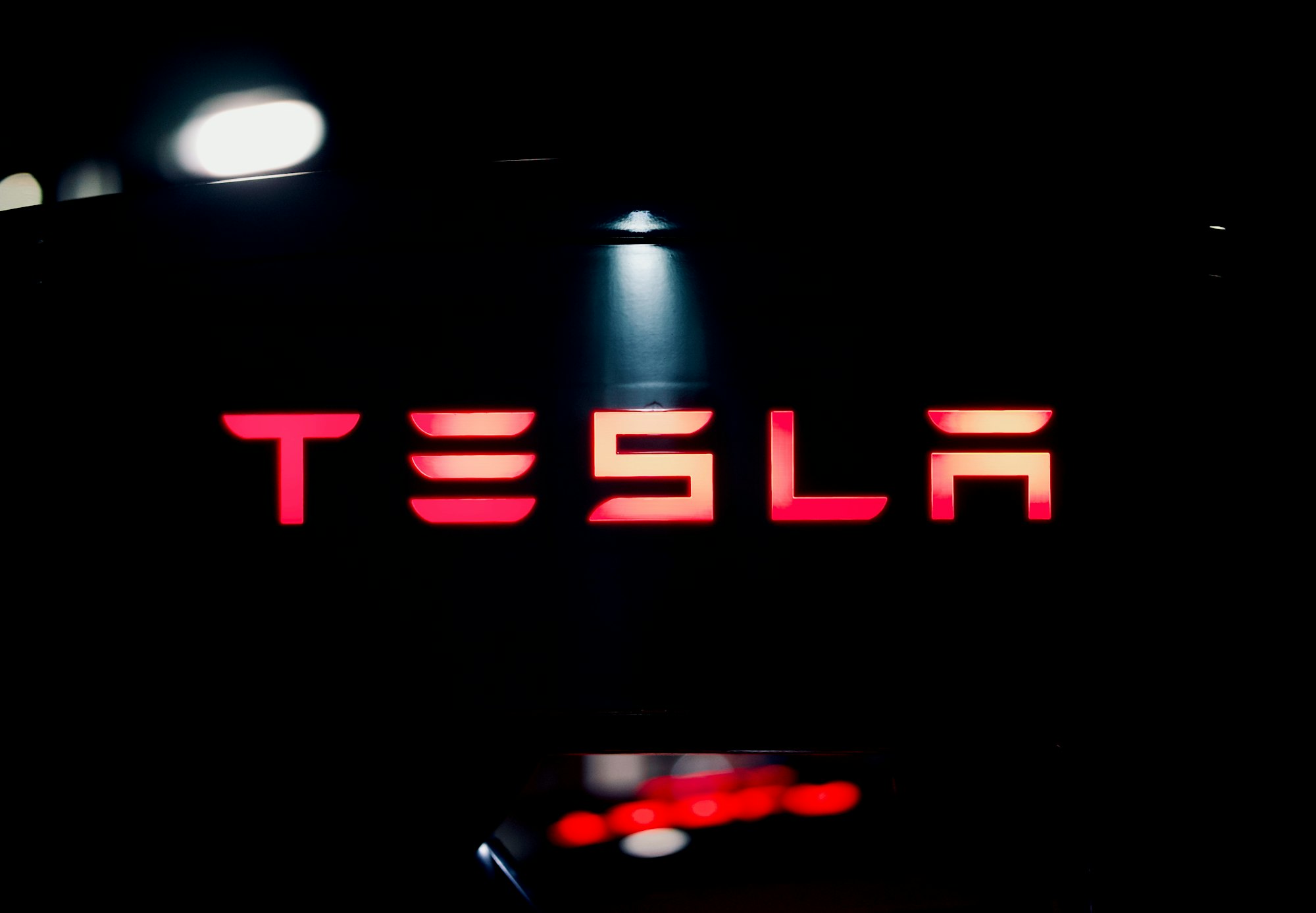 Tesla ehdottaa 1 biljoonaa dollaria Elon Muskin palkkapakettia: mitä se tarkoittaa yritykselle ja sijoittajille
