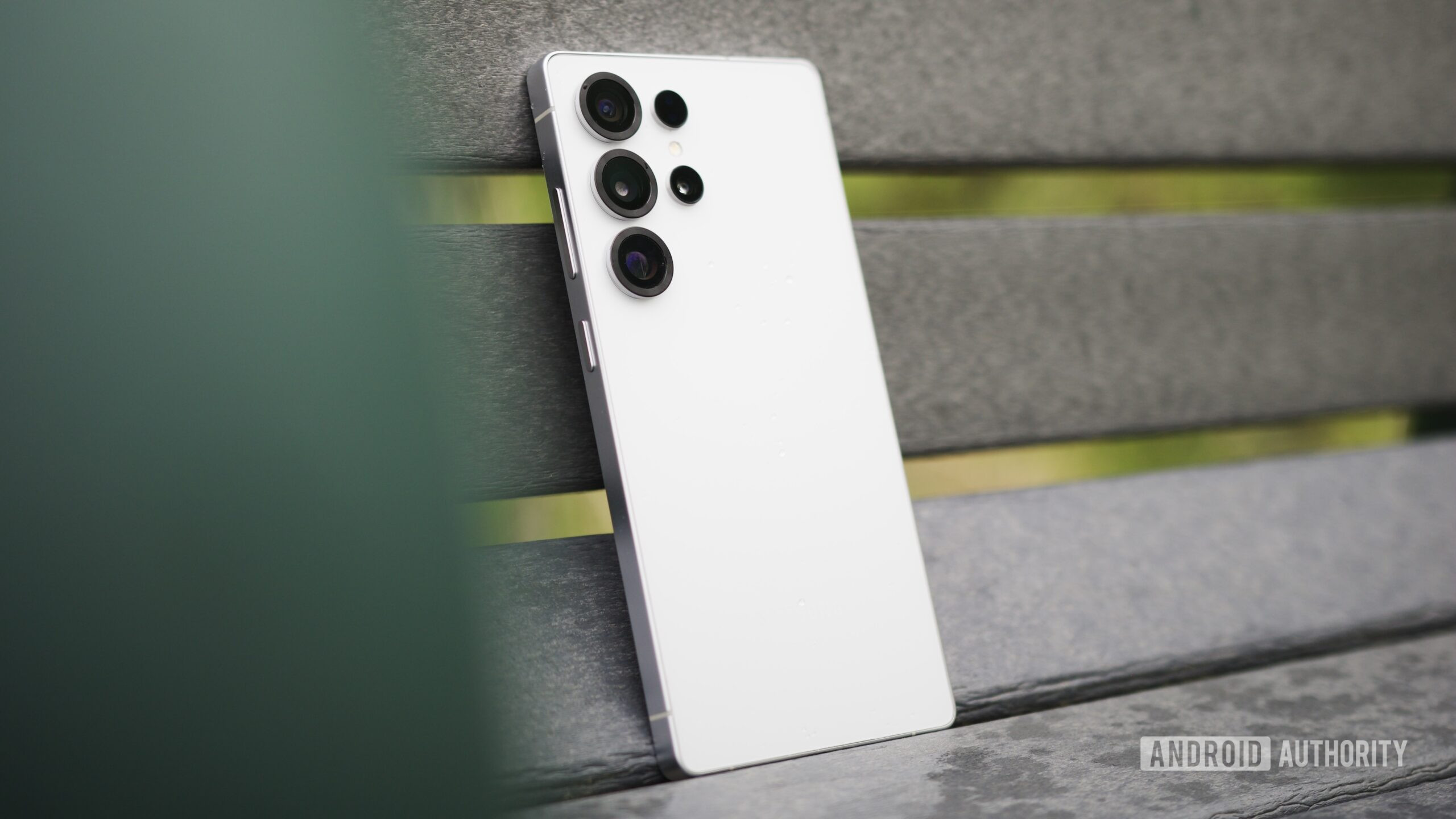 Deal: Mighty Samsung Galaxy S25 Ultra on 300 dollaria alennus!