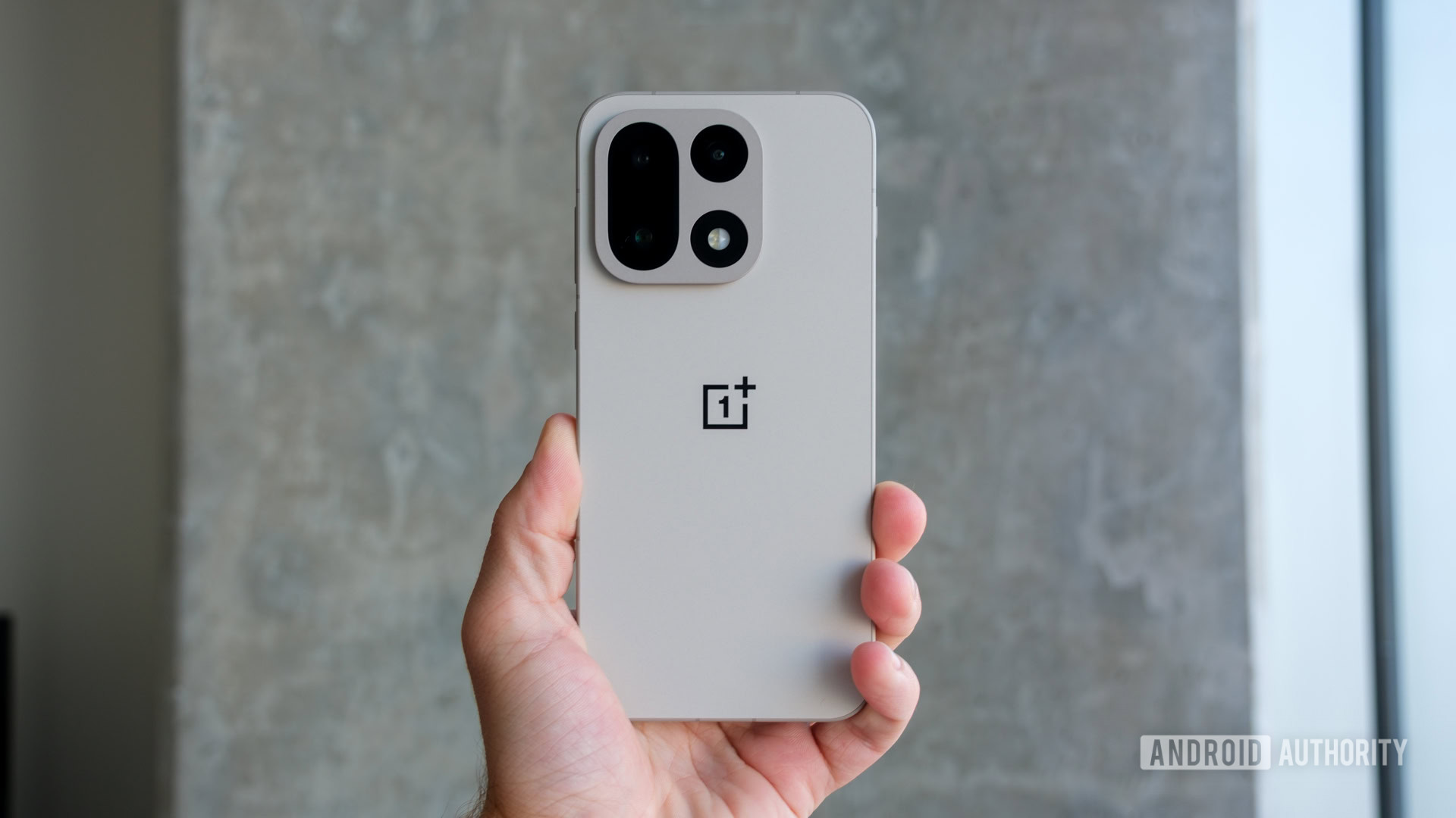 Purimme OnePlus 15:n pakkauksesta: Tässä on kaikki sisällä