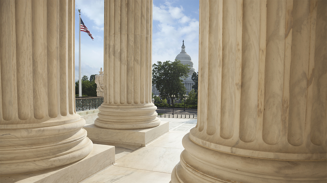 Trumpin tekoälyn ennakkotilaus herättää MAGA-kapinaa ja 42,5 miljardin dollarin rahoitusuhan