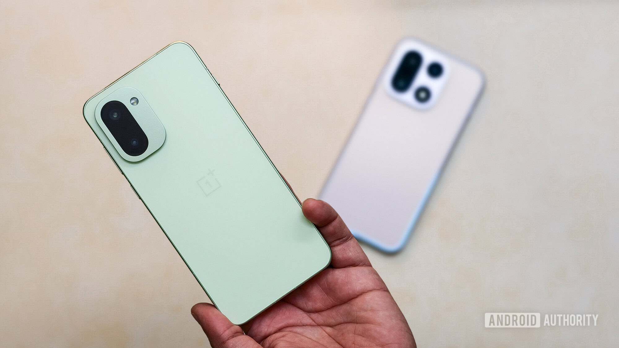 Rakastan OnePlus 15:tä, mutta tässä on 5 syytä, miksi suosittelen OnePlus 15R:ää sen sijaan